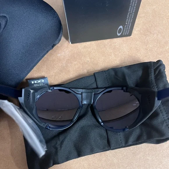 NWT authentic Oakley Clifden - Picture 7 of 9
